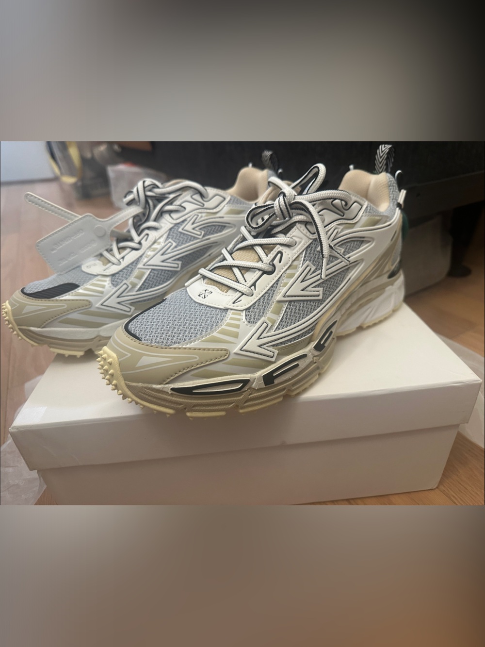 Off-White Men's Sneakers in Gray and White